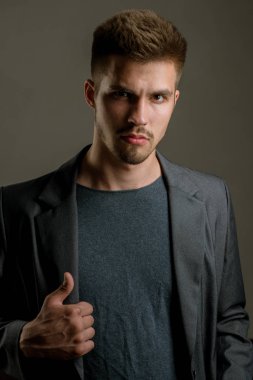 yukarı başparmak. başarı duygu. jakcet işadamı. moda tıraşsız sakallı adam. Moda portre bir adam. damat erkek. yüz duygular. adam. Sakal ve yüz bakımı. Büyük kararlar