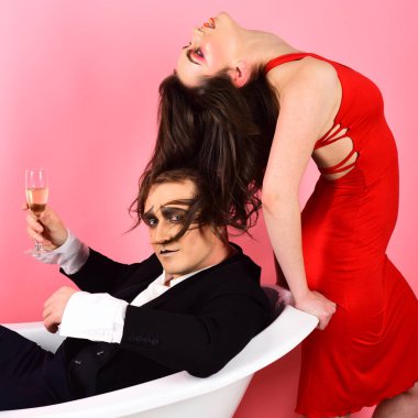 Dil kelime olmadan seviyorum. Birkaç MIME erkek ve şehvetli kadın. MIME sanatçılar. Kaç aşk MIME içinde banyo odasında keyfini çıkarın. Bir MIME gösteriyor. Vücut hareketleri ile bir aşk hikayesi anlatıyor. Sessiz bir sanat