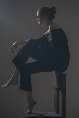 Üzüntü. Modern kız. Yalnızlık. Güzellik ve moda. Kadın trendy bakışla. Yalnızlık. Moda kadın tam uzunlukta. Depresif genç kadın. Neden sadece. Yalnız ve umutsuz hissediyorum