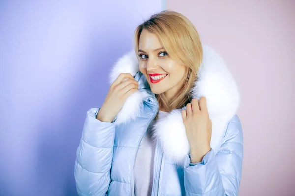 Projetado com o tempo frio em mente. Modelo de moda em capuz com pele. Mulher bonita em puffer na moda. Mulher sexy usar casaco de inverno quente. Tendências da moda inverno. No caso de amor com a pele — Fotografia de Stock