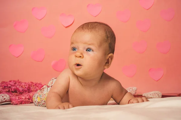 Bebê bonito e curioso. Família. Cuidados infantis. Dia das crianças. Bebé querido. Nova vida e nascimento do bebé. Retrato de uma criança feliz. Menina pequena com rosto bonito. parentalidade. Infância e felicidade — Fotografia de Stock