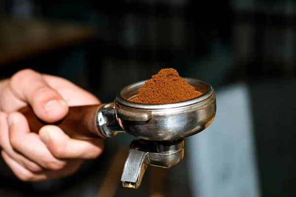 Wir wissen, großen Kaffee. frisch gemahlener Kaffee. Kaffeemaschine im Kaffeehaus. Barista halten Portafilter in der Hand. Kaffeezubereitungsanlagen. Barista braut Espresso-Getränk im Café — Stockfoto