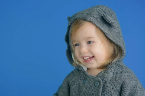 Szórakozás. kis lány gyermek mosolyogva. őszi és tavaszi gyerek divat. kis boldog lány. gyermekkor és a boldogság. Gondtalan aranyoskám. Elveszett a mese. másol hely. — Stock Fotó