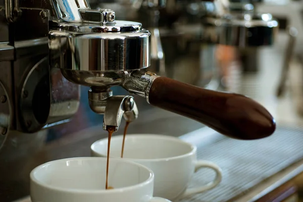 Para todos los gustos. Haciendo espresso con portafilter. Café que se prepara en la cafetería o cafetería. Tazas de café. Pequeñas tazas para servir bebida de café caliente. Preparación de café con cafetera espresso — Foto de Stock