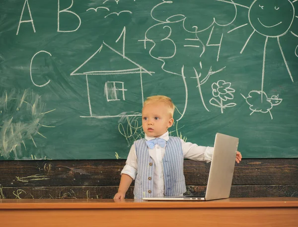 Programação infantil em laptop em classe de computador. Desenvolvimento de tecnologias de programação e codificação na escola — Fotografia de Stock