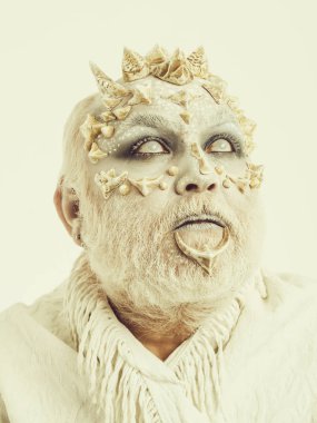 Adam kör gözlerle bakarken