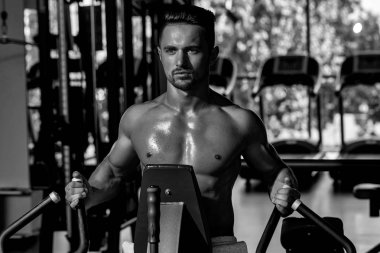 kaslı adam spor salonunda eğitim