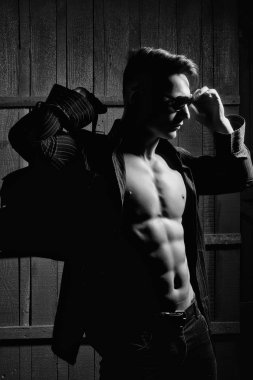 Çanta ve güneş gözlüklü adam