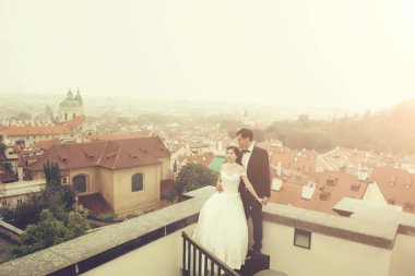 Gelin ve damat çatı üzerinde