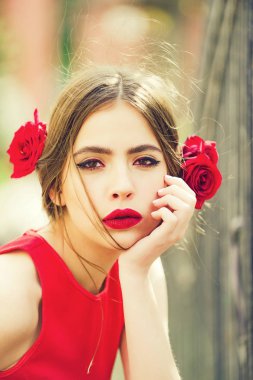 Kırmızı dudaklar ve siyah boncuklar kadın ile