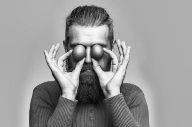 yumurta ile ciddi sakallı adam