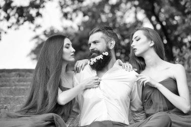 sakallı adam ve kadın merdivenlerde