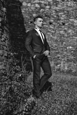 genç adam pozlar açık