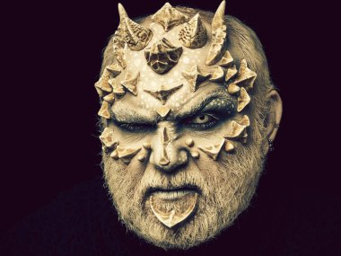 Papatyanın yüz ve Beyaz gözlü canavar