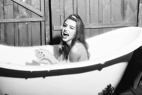 Улыбающаяся женщина в ванной — стоковое фото