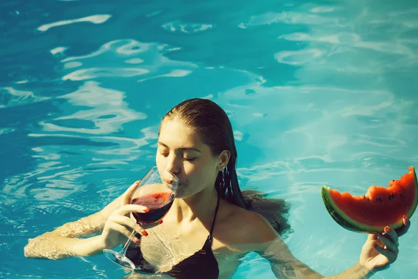Donna con anguria e vino in piscina — Foto Stock