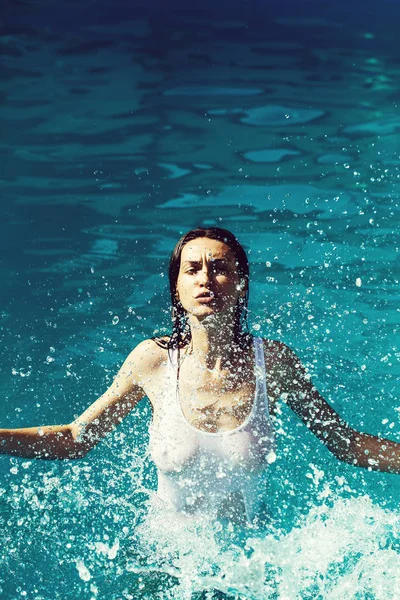 Jolie femme sexy dans la piscine — Photo