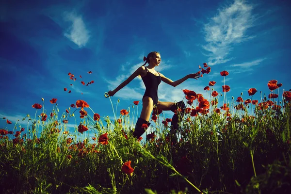 Sommermädchen Springen Mit Langen Lockigen Haaren Schwarzem Body Rotem Blumenfeld — Stockfoto