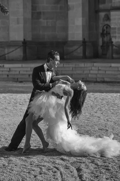 Matrimonio sexy coppia ballo soleggiato all'aperto — Foto Stock