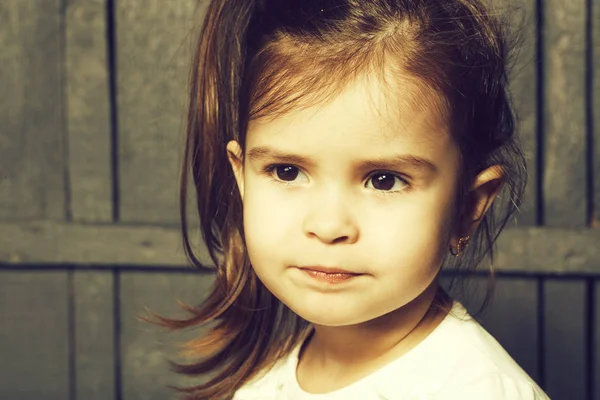 Menina pequena fazendo rostos — Fotografia de Stock