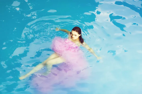 Bella donna sexy in piscina — Foto Stock