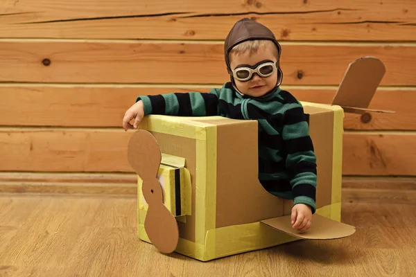 Little boy child play in cardboard plane, childhood. — Stock Photo, Image