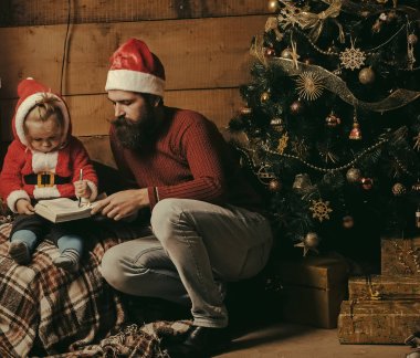 Noel mutlu çocuk ve baba kitap okumak.