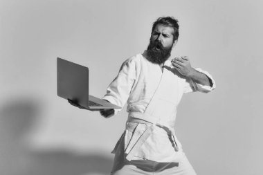 kimono dizüstü bilgisayar ile ciddi karate adam sakallı