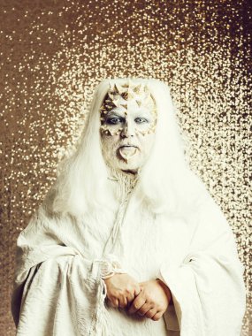 Adam gri sakal ve dragon skin ile