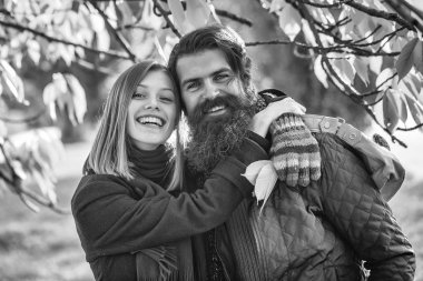 Sonbahar parkında genç bir çift