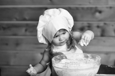Mutlu çocuk hamur yoğurur