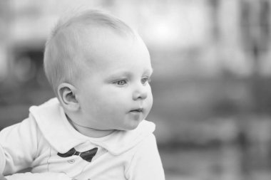 Mavi gözlü ve sarışın saç sevimli bebeğim