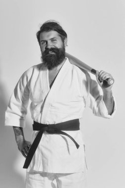 kimono yeşil beysbol sopası ile gülümseyen karate erkekte sakallı