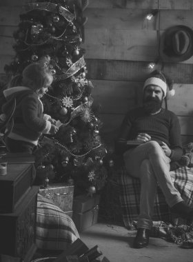 Noel mutlu çocuk ve baba kitap okumak.