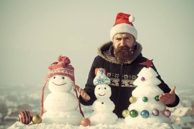 Noel Baba adam ile karlı heykeller kızgın hissediyor