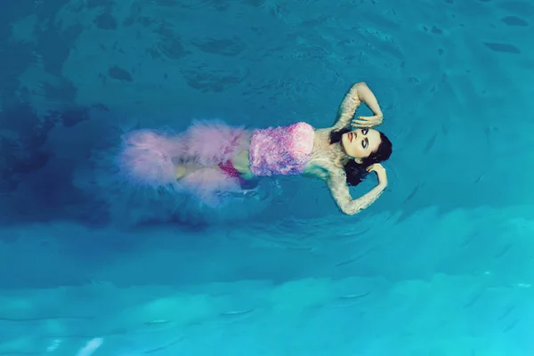 Pretty sexy woman in swimming pool — Stock Photo, Image