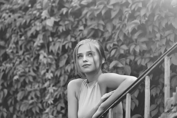 Menina loira em camisa rosa — Fotografia de Stock