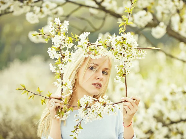 Jonge schoonheid en natuur, meisje, frame van wit, bloemen bloeien — Stockfoto