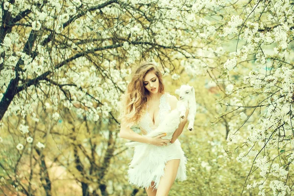 Kvinna med get i blossom — Stockfoto