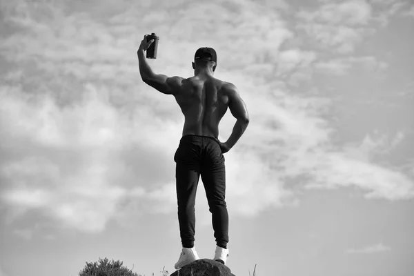 Homem muscular posando com garrafa de água — Fotografia de Stock