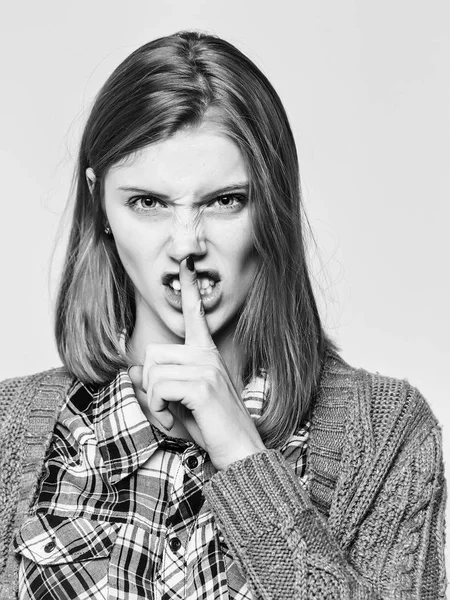 Menina irritada mostra gesto de silêncio — Fotografia de Stock