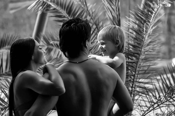 Família feliz perto da piscina — Fotografia de Stock