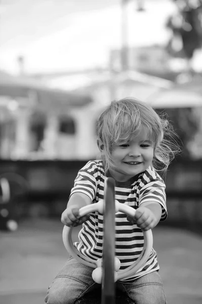 Aranyos boldog baba fiú lovagolni hinta — Stock Fotó