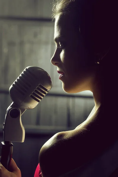 Mujer sensual con micrófono — Foto de Stock