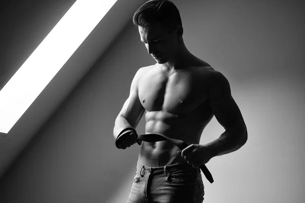 Sexy uomo muscolare con cintura — Foto Stock