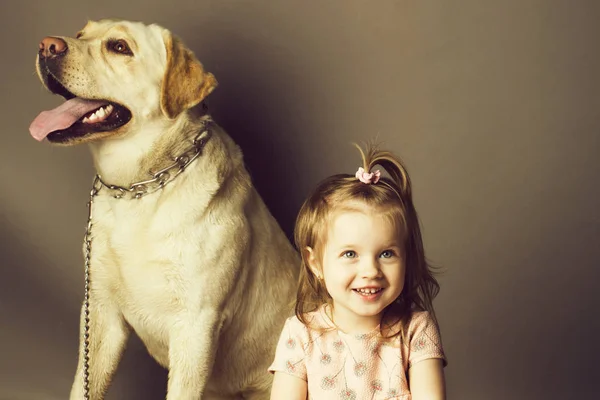 Petite fille avec chien labrador — Photo