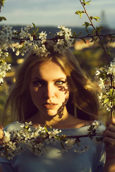 Meisje in het voorjaar van. — Stockfoto