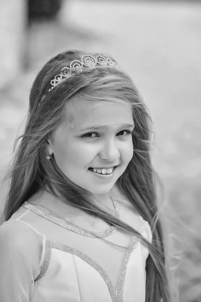 Menina pequena na coroa princesa — Fotografia de Stock