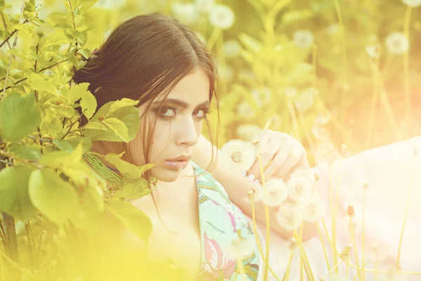 Chica con maquillaje de moda y cuentas en hojas verdes — Foto de Stock