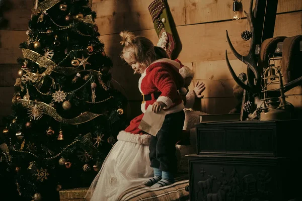 Papai Noel criança na árvore de Natal . — Fotografia de Stock